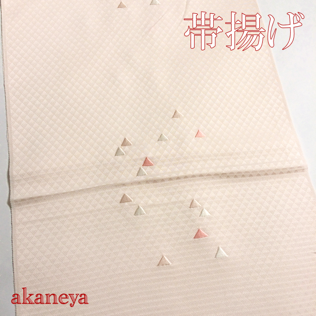帯揚げ　正絹　薄いピンク　鱗文様　刺繍